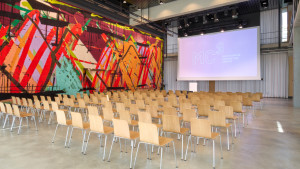 Veranstaltungssaal mit Leinwand